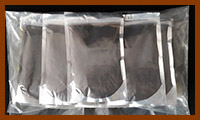 Rückseite eines 1 kg-Pakets mit 10 x 100 g gefriergetrocknetem Chaga-Extrakt, sichtbar durch transparente Folie